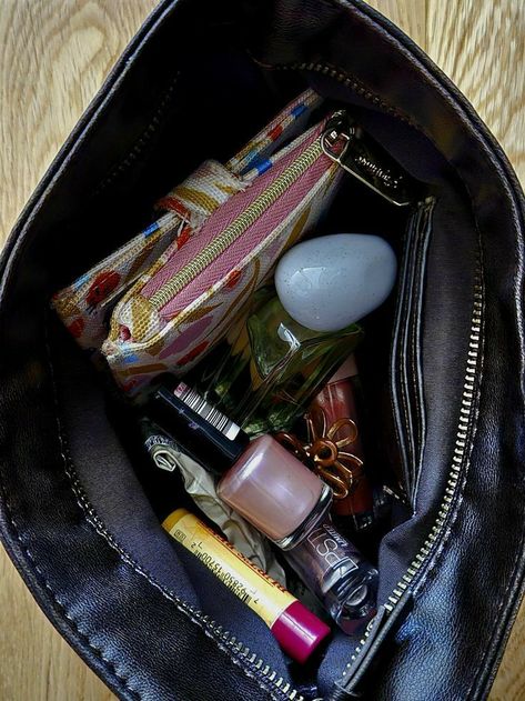 My Astethic, Bag Tour, Handbag Aesthetic, What Is In My Bag, Inside My Bag, Cocoppa Wallpaper, In My Purse, Purse Essentials, Handbag Essentials