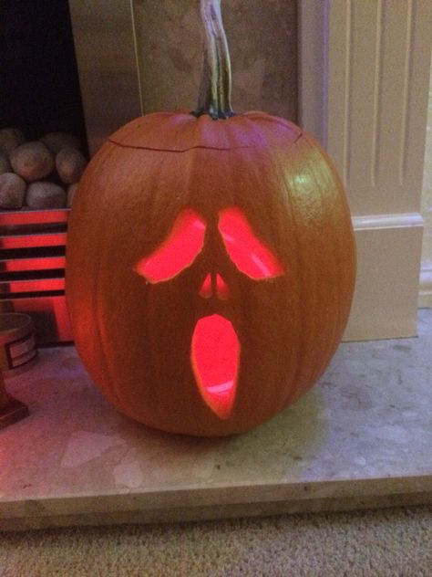 Easy Ghostface Pumpkin Carving, Pumpkin Ideas For Halloween Scary, Scream Punkin Carving, Ghostface Carved Pumpkin, Pumpkin Ideas Ghost Face, Pumpkin Carving Scream Face, Cute Punkin Carvings Easy, Ghost Face Punkin Carving, Pumpkin Carved Faces