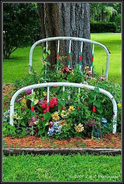 Bedpost garden Ideas Para Decorar Jardines, Easy Patio, Vintage Gardening, Garden Junk, Garden Wallpaper, Vintage Garden Decor, Garden Yard Ideas, Flower Bed, Garden Cottage