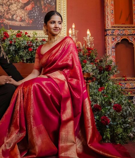 Red Manthrakodi Saree, Red Bridal Saree Look For Wedding, Red Reception Saree, Newly Wed Indian Bride Look In Saree, Kerala Wedding Guest Outfit, Red Kanchipuram Saree Bride, Red Saree Bridal Look, Kanjivaram Saree Look, Wedding Guest Saree Look