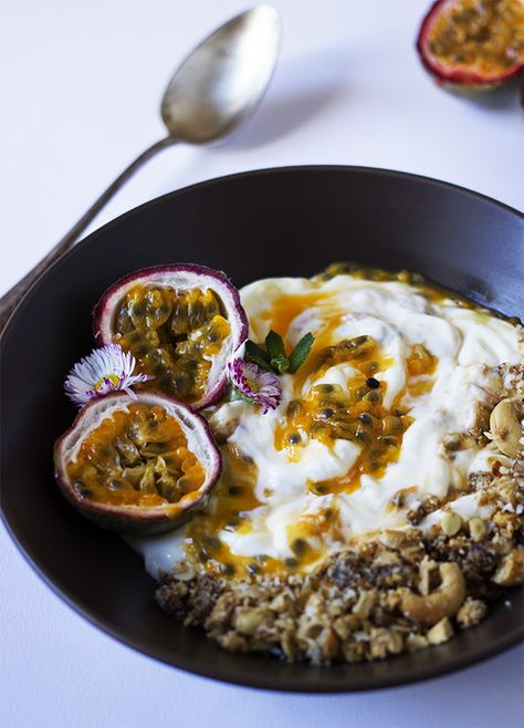 Passion Fruit Yogurt, Granola Bowl, Healthy Family Recipes, Passionfruit Recipes, Yoghurt Bowl, Fancy Breakfast, Desserts Healthy, Granola Breakfast, Fruit Packaging