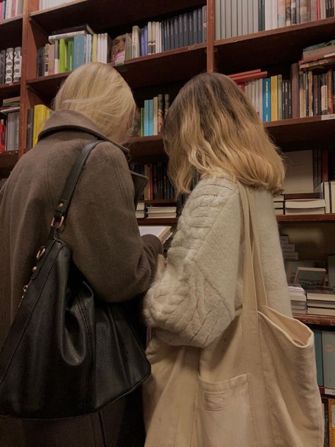 Books, bookshopping, fall outfits, cozy Book Launch Aesthetic, Cozy Friends Aesthetic, Book Date Aesthetic, Book Shopping Aesthetic, Summer Bucket List Aesthetic, Date With Bestie, Single And Lonely, Bucket List Aesthetic, Recreate Pictures