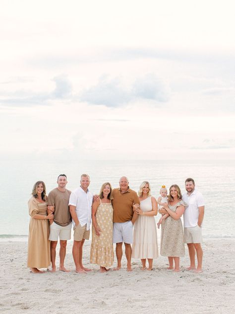 Family Beach Pictures Poses, Family Beach Pictures Outfits, Beach Photoshoot Family, Extended Family Pictures, Beach Picture Outfits, Family Beach Session, Family Portrait Outfits, Ashley Scott, Family Photo Colors