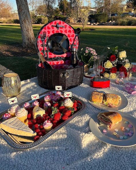 Goth Picnic Basket, Goth Picnic Aesthetic, Spooky Picnic Ideas, Summerween Picnic, Spooky Picnic, Goth Picnic, Gothic Picnic, Halloween Picnic, Slasher Summer