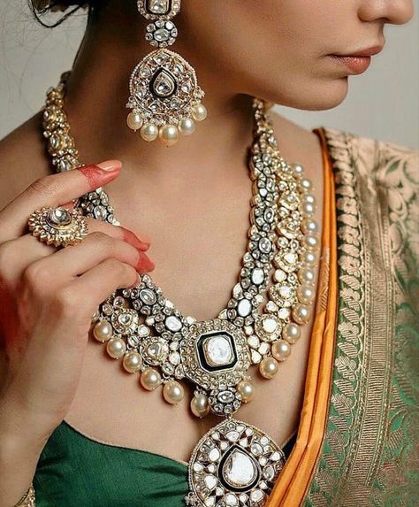 Kundan Jewellery Bridal, Bridal Necklace Designs, Kundan Jewellery Set, Indian Bridal Jewelry Sets, Bridal Jewellery Design, Diamond Necklace Designs, Jewelry Set Design, Diwali Wishes, Antique Bridal Jewelry