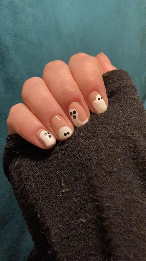 Short Mail Easy Design, Simple Nail Patterns, Nails Halloween Short, Easy Halloween Nails Simple, Aesthetic Halloween Nails, Halloween Short Nails, Simple Nail Art Ideas, Easy Halloween Nails, Minimal Nails Art