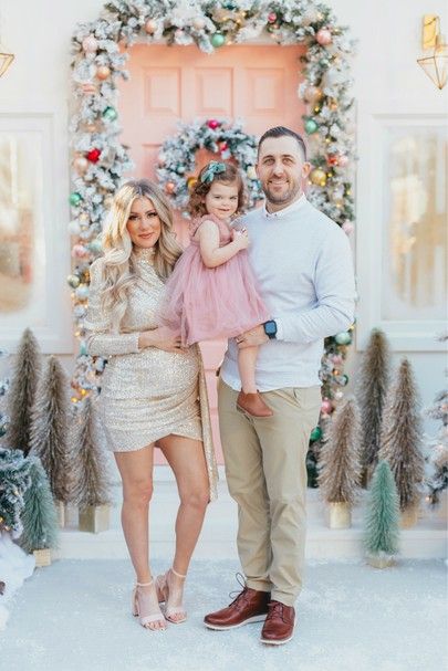 Pink And White Family Pictures, Pink Christmas Photoshoot Ideas, Nutcracker Family Photoshoot, Pink Christmas Photoshoot Family, Pink Christmas Family Photos, Family Christmas Pictures Outfits, Christmas Pictures Outfits, Christmas Family Photoshoot, Mobile Beauty