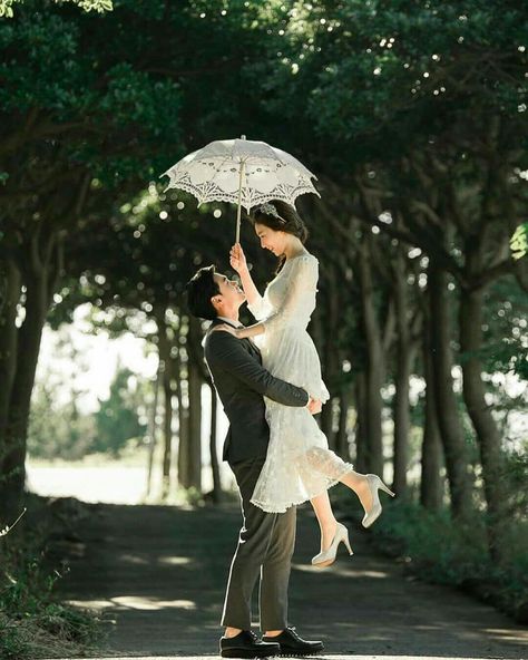 Ulzzang Wedding, Rain Wedding Photos, Ide Prewedding, Formal Couples, Wedding Cinematography Videos, Rainy Photoshoot, Rainy Engagement Photos, Couple Korea, Rain Wedding