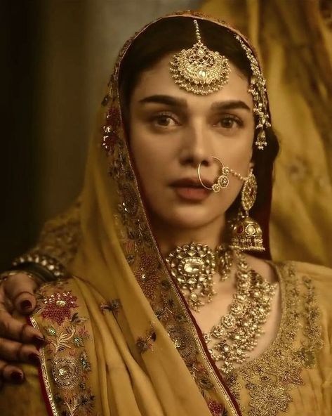 Heeramandi Gave Us Impeccable Outfits & Jewellery Inspiration! - ShaadiWish Corset Fashion Outfits, Aditi Rao Hydari, Aditi Rao, Sanjay Leela Bhansali, Desi Fashion Casual, Song Dance, Indian Photoshoot, Indian Bridal Dress, Indian Jewelry Sets