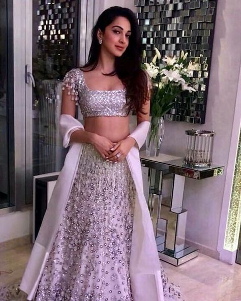 Kiara In Lehenga, Kiara Advani Lengha, Kiara Advani Traditional Outfits, Kiara Advani Lehenga, Kiara Advani Outfits, Fusion Reborn, Desi Outfits, Desi Wedding Dresses, Bollywood Dress