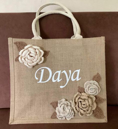 Flowers on jute bag Diy Purse Making, Jute Bags Design, Cricut Projects Easy, Decorated Bags, Burlap Tote, Handpainted Bags, Jute Crafts, Crocheted Flowers, Jute Bag