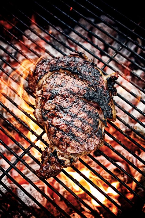 Grilling Ribeye, Grill Photography, Best Cut Of Steak, Bunny Chow, Cooking The Perfect Steak, Austin Food, Juicy Steak, Fire Cooking, Carne Asada