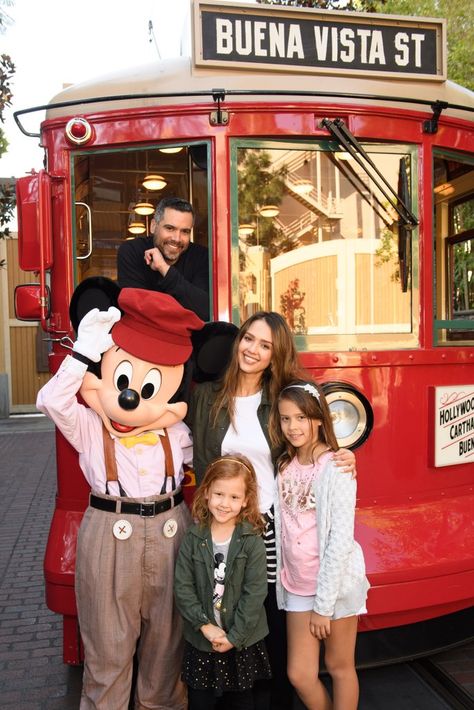 Jessica Alba, Cash Warren, and daughters Haven and Honor posed with Mickey back in March 2017 Celebrities At Disney, Jessica Alba Family, Photo Disney, Cash Warren, Becoming A Mom, Jessica Alba Style, Disney California Adventure Park, Celebrity Families, Disneyland Park