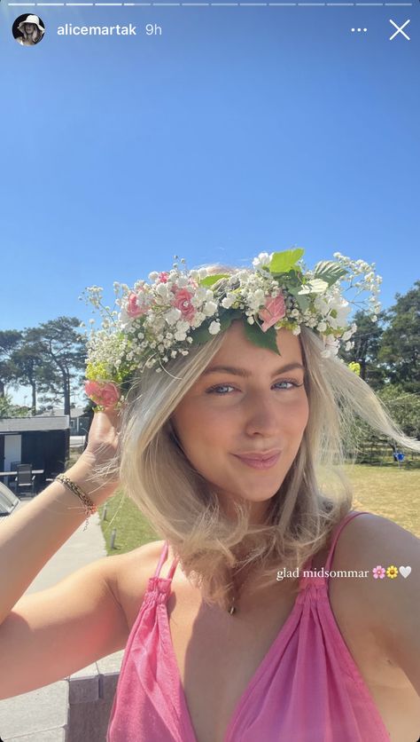 Flower Crown Pictures, Flower Crowns Aesthetics, Graduation Flower Crown, Midsommar Birthday, Aesthetic Flower Crown, Midsummer Flower Crown, Flower Crown Aesthetic, Vintage Selfies, Flower Crown Party