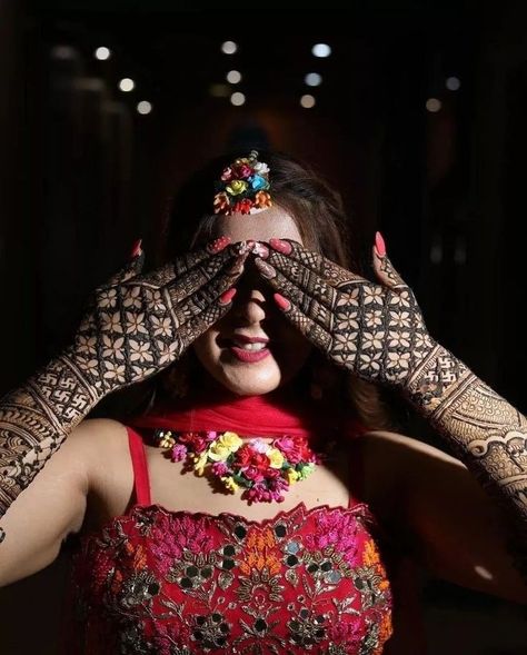 10+ Amazing Bridal Mehendi Artists In Kolkata For You To Book Now! - SetMyWed Mendhi Photo Pose, Mendhi Photoshoot Ideas, Mehandi Closeup Photo, Mehndi Stills, Mehandi Poses For Bride, Mehandi Photoshoot Ideas, Mehendi Poses For Bride, Mahendi Pose, Dulhan Closeup