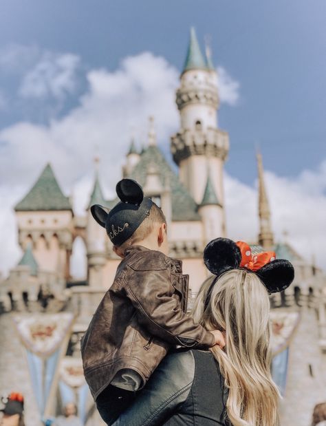 Mom And Son Disney Photo Ideas, Disneyland Family Trip, Disney Family Photo Ideas, Disney World Family Photos, Family Photos Disney, Disney Birthday Pictures, Cute Disney Photos, Disney World Family Pictures, Disneyland Picture Ideas Instagram