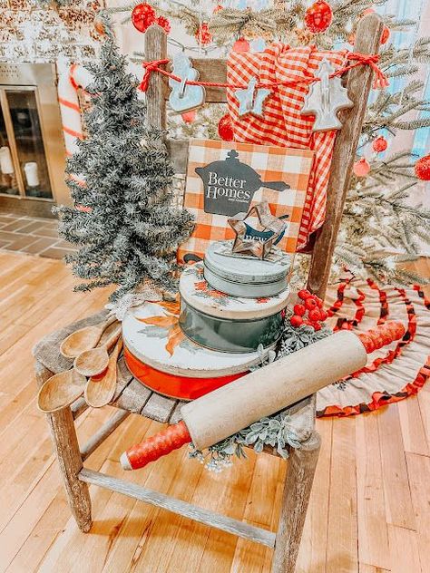 Nostalgic Delights: A Vintage Christmas Baking Display Inspired by Pinterest Vintage Christmas Baking, Old Wooden Chairs, A Vintage Christmas, Bakery Display, Vintage Inspired Christmas, Vintage Baking, Christmas Gathering, Vintage Cookies, Christmas Kitchen