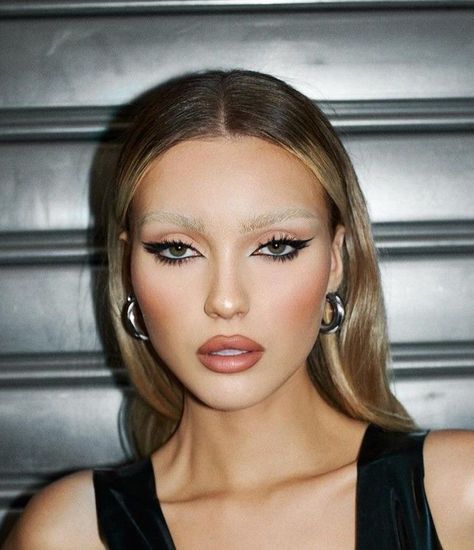 Bleach Brows Makeup Look, Bleached Brows Makeup Look, Edgy Bridal Makeup, Bleached Brow Makeup, Bleach Brows Makeup, Bleached Brows Makeup, 2000s Makeup Looks, Bleached Brows, Bleached Eyebrows