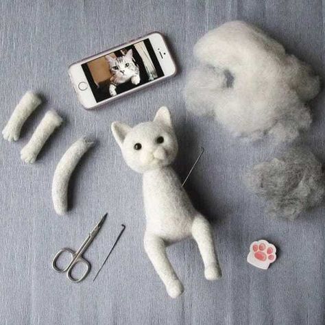 Crazy About (felt) CATS! 😸 – Mr X Stitch Felt Cats, Needle Felting Tutorial, Stuffed Cat, Needle Felted Cat, Needle Felting Diy, X Stitch, Wool Animals, Needle Felting Tutorials, Felt Dogs