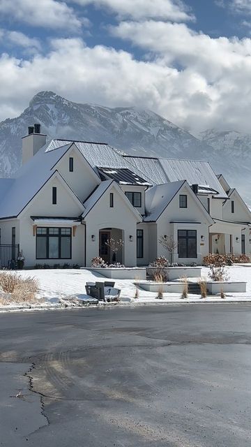 Houses On The Mountain, Mountain Farmhouse Exterior, Houses On Mountains, Houses In Colorado, Alpine Manor, Mountain House Exterior, House In The Mountains, Winter House Exterior, Home Nature