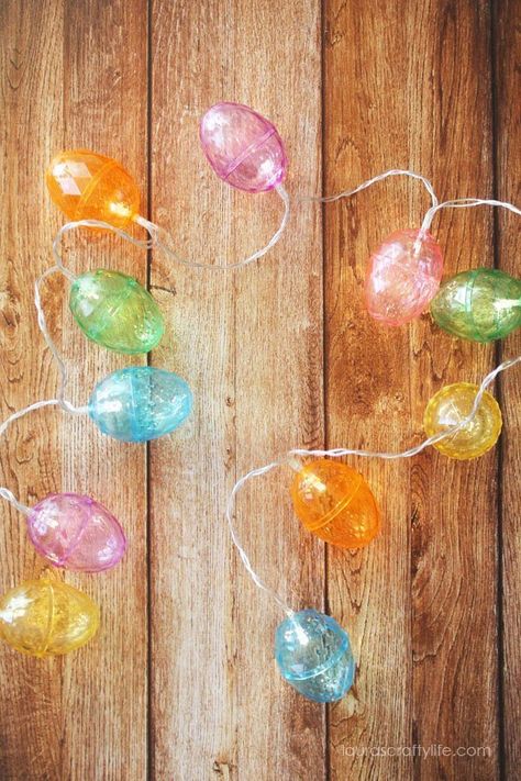 Lighted Easter Egg Garland. Create a beautiful DIY lighted egg garland to use in your Easter decor. This craft is simple and quick to make. #easter #laurascraftylife #garland Egg Garland, Diy Osterschmuck, Easter Egg Garland, Easter Egg Wreath, Easter Garland, Plastic Easter Eggs, Easter Egg Crafts, Easter Eggs Diy, Egg Crafts