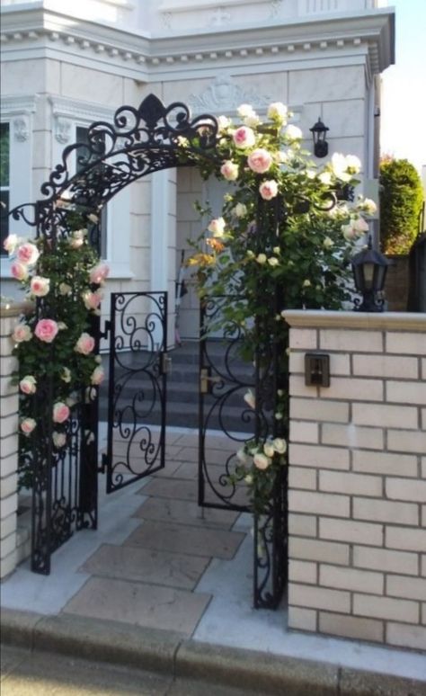 Garden Gate Design, Iron Garden Gates, Front Yard Decor, Entrance Gates Design, Easy Landscaping, Front Rooms, Front Gates, Deco Retro, Front Porch Decorating