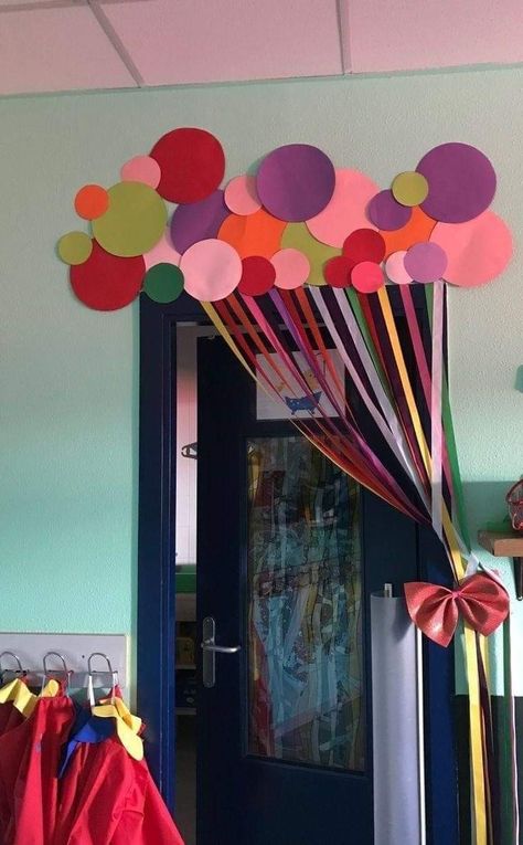 School Board Decoration, School Doors, Door Decorations Classroom, Board Decoration, Class Decoration, School Decorations, Diy Home Crafts, School Crafts, Balloon Decorations