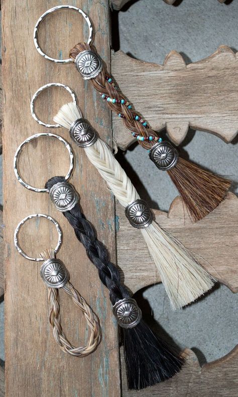 xo horsehair key chain Diy Horsehair Keychain, Western Crafts To Sell, Horse Hair Ideas Memorial, Horse Hair Keychain, Horse Hair Braiding, Horsehair Jewelry, Horse Braiding, Horseshoe Crafts Projects, Hair Keepsake