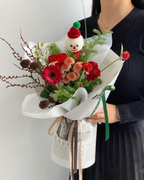 Christmas Flower Bouquet, Photo Bouquet, Diy Bouquet Wrap, Christmas Bouquet, Fancy Flowers, Flower Gift Ideas, French Flowers, Bouquet Wrap, Packaging Designs