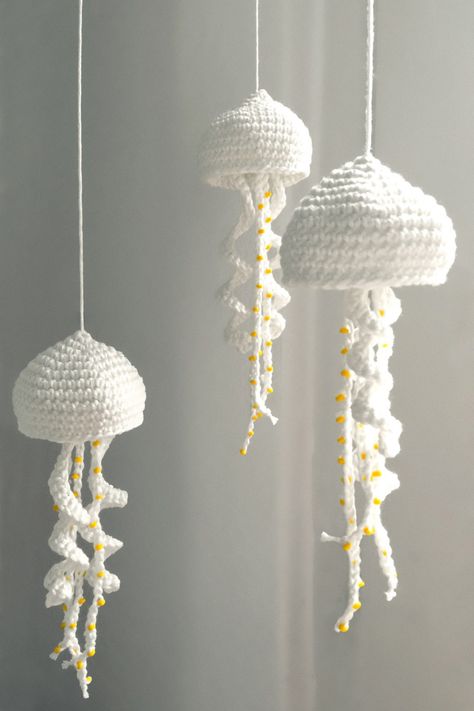 Jellyfish Crochet Pattern, Jellyfish Pattern, Jellyfish Craft, Crocheted Jellyfish, Crochet Fish, Easy Knitting Projects, Fun Crochet Projects, Crochet Diy, Diy Crochet Projects