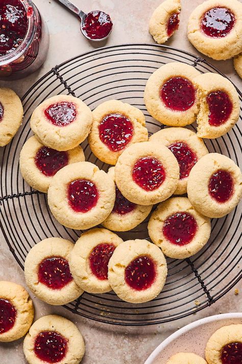 Thumbprint Cookies Raspberry Thumbprint Cookies, Jam Thumbprint Cookies, Tahini Cookies, Jelly Cookies, Thumbprint Cookies Recipe, Buttery Shortbread Cookies, Jam Cookies, God Mat, Thumbprint Cookies