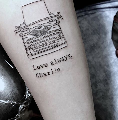 Tattoo Typewriter, Tattoo Year, Font Typewriter, Typewriter Font Tattoo, Typewriter Tattoo, Xoxo Tattoo, Writer Tattoo, Fonts Numbers, Tattoo Circle