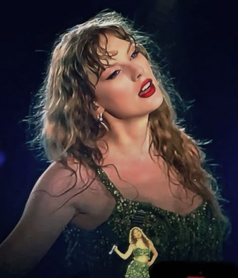 Eras Tour High Quality Pictures, Taylor Swift Hottest Icons, Rare Taylor Swift Photos, Taylor Swift Pretty, Taylor Swift Crying, Taylor Swift Christmas, 60 Outfits, Coquette Christmas, Swift Photo