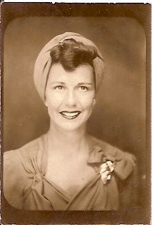 1940s Photos, Blithe Spirit, Vintage Photo Booths, 1940s Hairstyles, Fashion 1940s, Brooch Dress, Photobooth Pictures, Portrait Vintage, Pierre Balmain