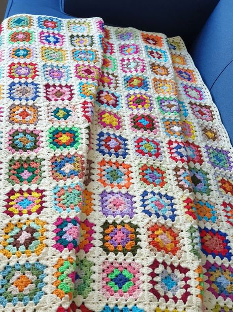 Crochet Baby Blanket Tutorial, Modern Haken, Granny Square Projects, Crochet Square Blanket, Crochet Blanket Pattern Easy, Crocheted Blanket, Crochet Cushion Cover, Easy Crochet Blanket, Crochet Blanket Designs