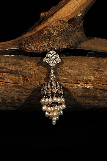 Bridal Jhumka, Kundan Jhumkas, Diamond Jhumkas, Indian Designers, Diamond Earrings Design, Antique Jewelry Indian, Traditional Jewellery, Bangles Jewelry Designs, Gold Earrings Designs