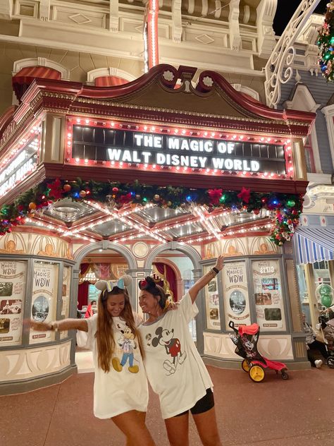 Best Friend Disneyland Outfits, Disneyland Cute Pictures, Disney Polaroid Pictures, Magic Kingdom Photo Ideas Family, Orlando Florida Instagram Pictures, Celebs At Disney, Disney Photo Ops, Disney Influencer Aesthetic, Lulu Disney Outfits