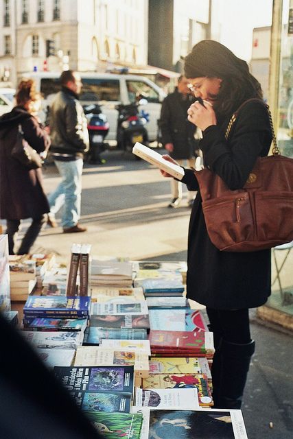 Michel De Montaigne, Books To Read For Women, Woman Reading, World Of Books, Girl Reading, Girls Dpz, I Love Books, Love Reading, Louis Vuitton Bag Neverfull