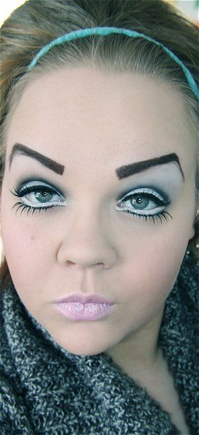 Stop drawing on eyebrows! It's tacky. Let yours grow out and shape them! There is not one cute thing about this. Makeup Gone Wrong, Eyebrow Fails, No Way Girl, Ugly Makeup, Chola Makeup, Crazy Eyebrows, Fake Eyebrows, Bad Eyebrows, 60s Makeup