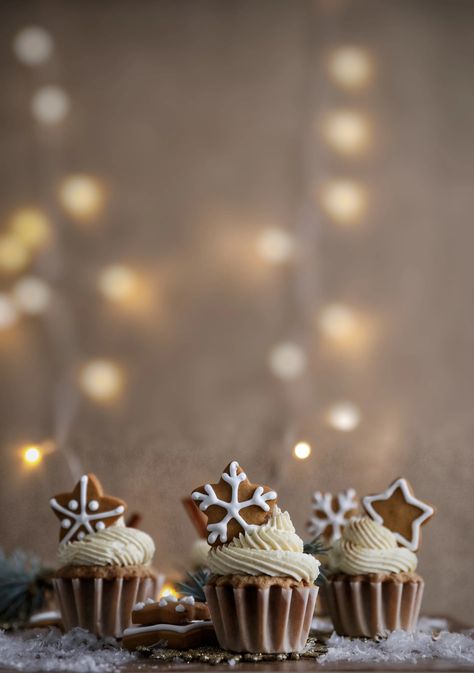 Vanilla Bourbon Spice Cupcakes with Cinnamon Cream Cheese Frosting – SIMPLY BEAUTIFUL EATING Gingerbread Syrup, Gingerbread Cupcakes, Vegan Gingerbread, Cupcakes Decorados, Spice Cake Mix, Spice Cupcakes, Cinnamon Cream Cheese Frosting, Box Cake Mix, Cupcake Frosting