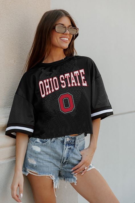 This mid crop fit fashion jersey by Madi Prewett Troutt is perfect for game day or everyday. It features a stylish college logo that will show off your school spirit. The lightweight fabric is comfortable and breathable, making it ideal for any activity. The jersey is designed with a flattering fit that will flatter an Cheap Cotton Tops For Football Season, Madi Prewett, Hoodies Trendy, Gameday Couture, Washington State Cougars, Day Outfits, College Logo, Chic Blouses, Fit Fashion