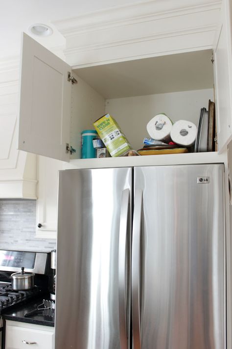 Small kitchen organization - Bring order to the cabinet above the fridge! Refrigerator Casing, Space Above Refrigerator Ideas, Over Fridge Cabinet Ideas, Above Refrigerator Storage, Above Refrigerator Ideas, Space Above Refrigerator, Organize Pans, Above Fridge Storage, Above Refrigerator