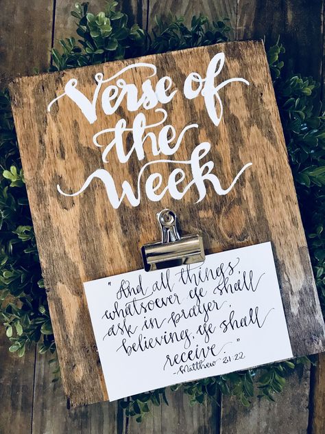 Weekly Scripture Board, Diy Verse Of The Week Sign, Faith Wall Decor, Verse Of The Week Board Diy, Teen Sunday School Room Decor, Youth Group Decorating Ideas, Christian Prayer Room Design Ideas, Prayer Room Decoration Ideas, Church Teen Room Ideas