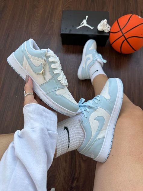 Tênis | Tênis feminino | Tênis masculino | Tênis nike | Tênis branco | Tênis feminino Tumblr | Tênis Vans | Tênis adidas | Tênis da moda Tenis Nike, Nike Jordan, Nike Air Force, All Star, Vision Board, Dior, Blush, Adidas, Nike