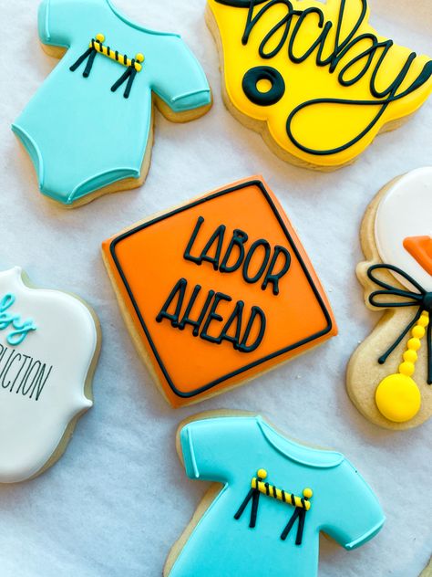 Labor ahead/construction themed royal icing cookies for baby shower Construction Theme Baby Shower Ideas, Construction Baby Shower Ideas, Construction Baby Shower Theme, Boutique Cookies, Cookies For Baby Shower, Baby Maverick, Construction Cookies, Construction Baby Shower, Bump Ahead