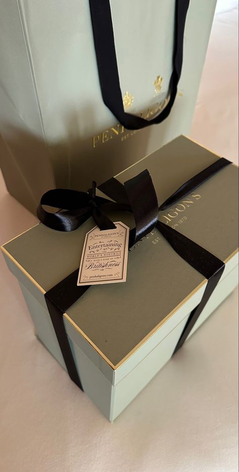 ig : @rafialjidannn Luxury Packaging Design For Clothes, Luxury Clothing Packaging Design, Fashion Gifts Ideas, Luxury Clothing Brand Packaging, Luxury Box Packaging, Luxury Birthday Gifts, Luxury Gifts For Women, Luxury Packaging Design, Luxury Clothing Brands