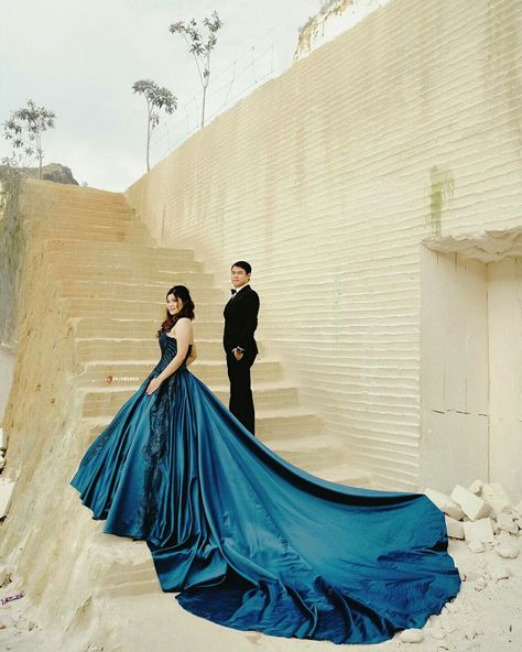 Tell Gown Pre Wedding, Couple Dress For Photoshoot, Pre Wedding Costume Ideas, Pre Wedding Photoshoot Dress Ideas, Gown Pre Wedding Shoot, Tail Gown For Pre Wedding, Western Poses, Prewedding Poses, Tail Gown