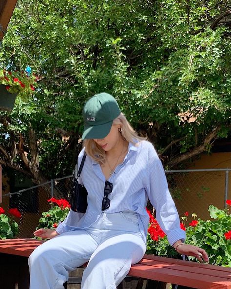 Green Hat Outfit Baseball Caps, Green Ball Cap Outfit, Green Cap Outfits For Women, Green Baseball Cap Outfit, Green Baseball Hat Outfit, Cap Outfits For Women Summer, Outfits With Caps For Women, Green Cap Outfit, Baseball Hat Outfit Summer