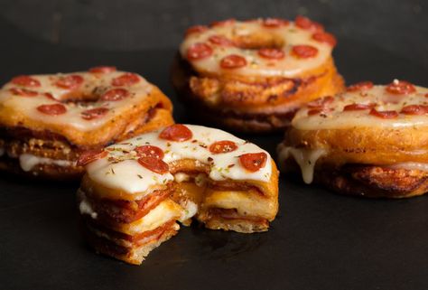 How Do You Make Pizza and Donuts Better? Pizza Donuts. Chocolate Cruffins, Pizza Donut Recipe, Lasagna Dip, Savory Donuts, Pizza Donuts, Baked Donuts, Mini Donuts, Donut Recipes, Finger Food