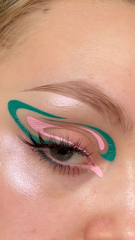 Makeup With Colored Eyeliner, Graphic Look Makeup, Colorful Liner Makeup, Eyeliner Styles Colorful, Two Color Eyeliner, Colorful Eyeliner Makeup, Colourful Graphic Liner, Graphic Eyeliner Color, Makeup Inspo Graphic Liner